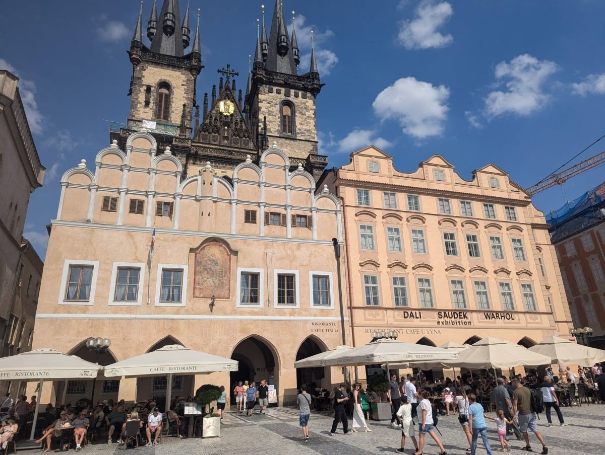 Rynek Staromiejski w Pradze z wieżami kościoła Marii Panny przed Tynem nad kamienicami
