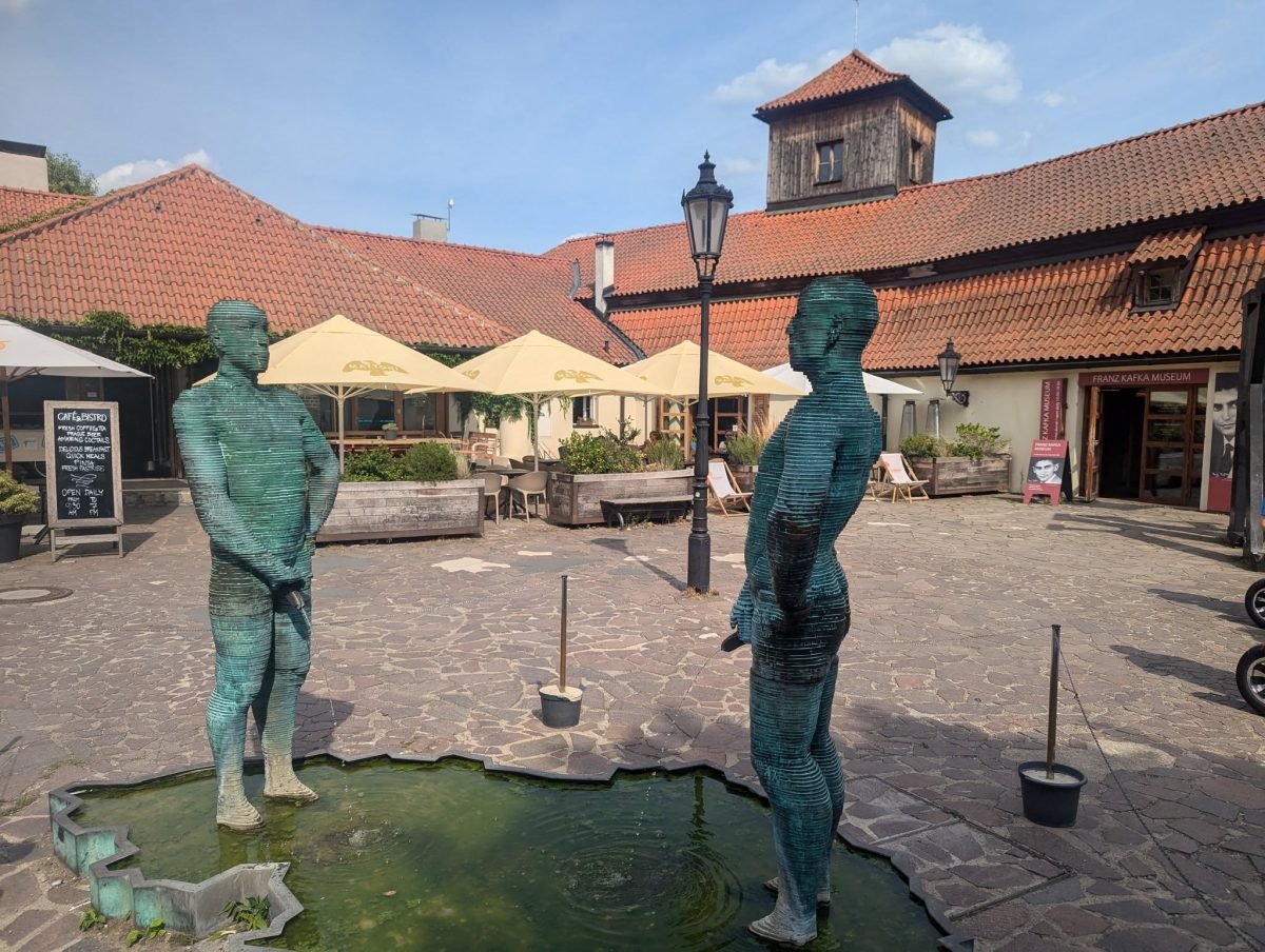 Rzeźba Proudy Davida Černego – dwie figury nad basenem w kształcie Czech