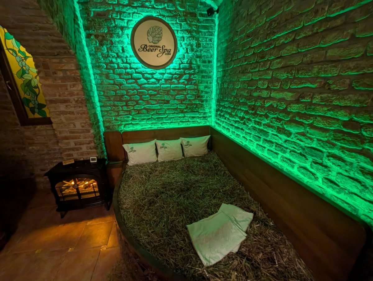 Łoże wyścielone sianem w podświetlonej na zielono sali piwnego spa w Pradze