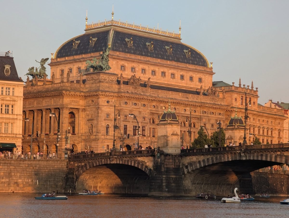 Teatr Narodowy i Most Legii w Pradze w świetle zachodzącego słońca