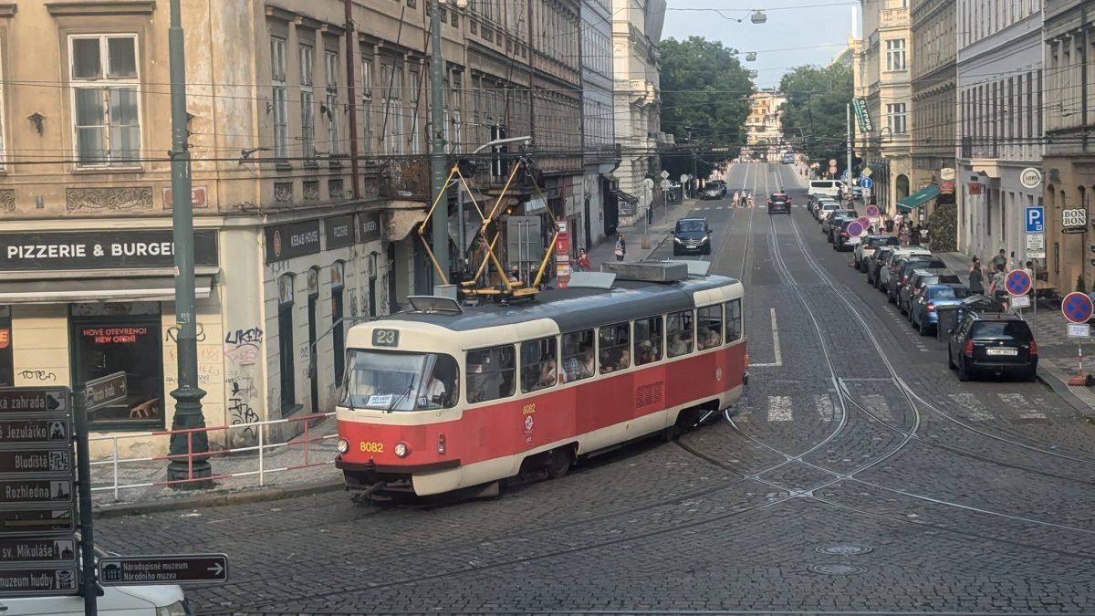 Czerwono-biały tramwaj na ulicy w Pradze