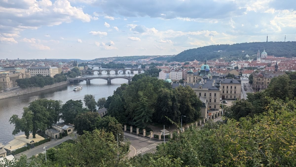 Widok ze wzgórza Letná na Wełtawę, mosty i Pragę