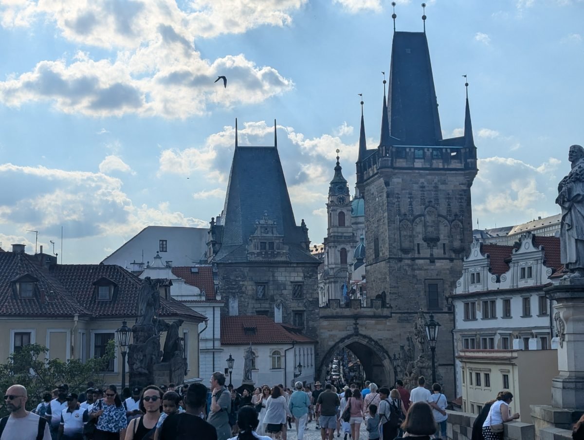 Małostrańskie wieże mostowe na końcu Mostu Karola, pod nimi tłum turystów