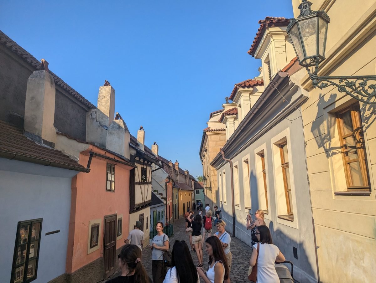 Złota Uliczka na Hradczanach z kolorowymi domkami dawnych złotników