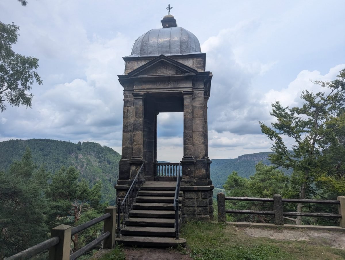 Kamienna altana widokowa z kopułą nad doliną Łaby