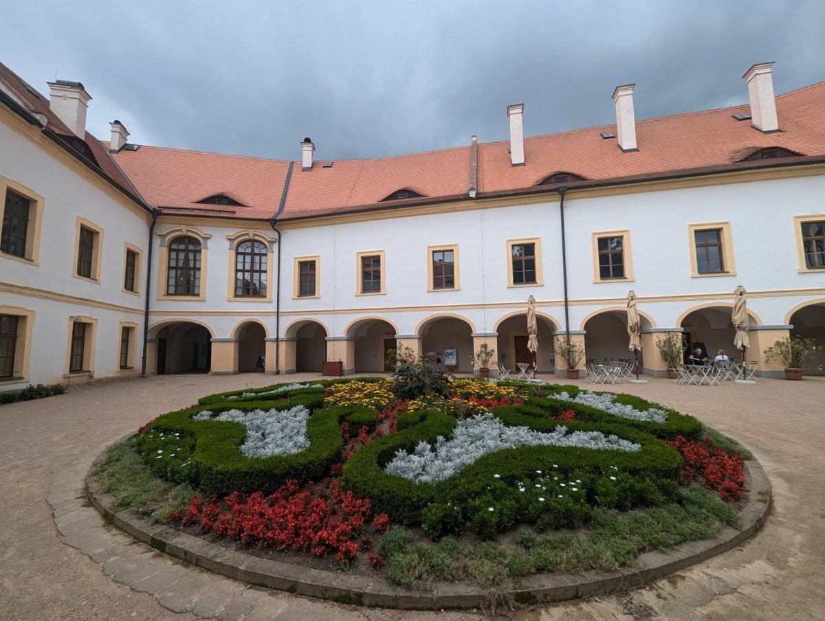 Dziedziniec zamku Děčín z kwietnikiem i arkadami