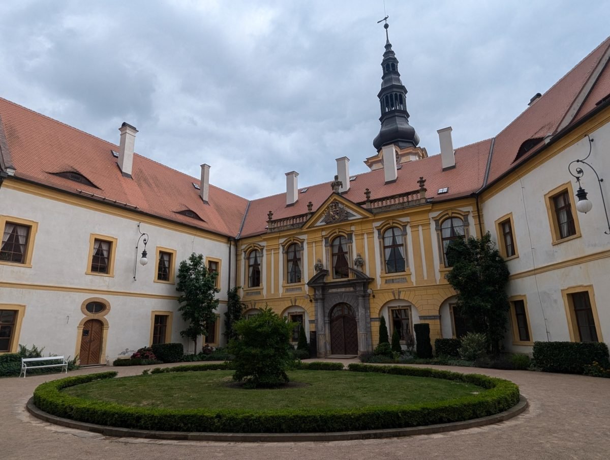 Dziedziniec zamku Děčín z wieżą nad głównym skrzydłem