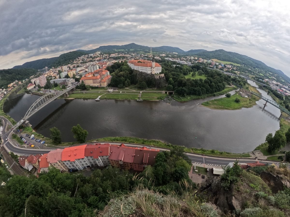Łaba z mostem i zamek Děčín widziane szerokim kadrem z punktu widokowego Pastýřská stěna