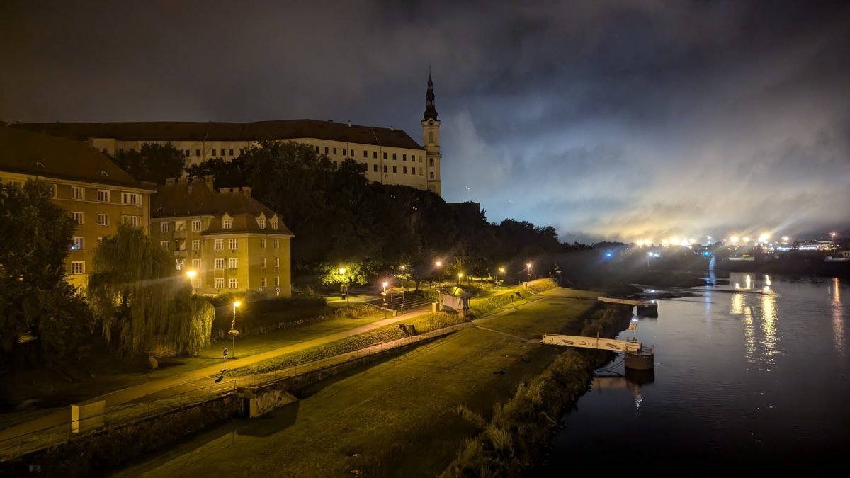 Nocny widok na Łabę i oświetlony zamek Děčín