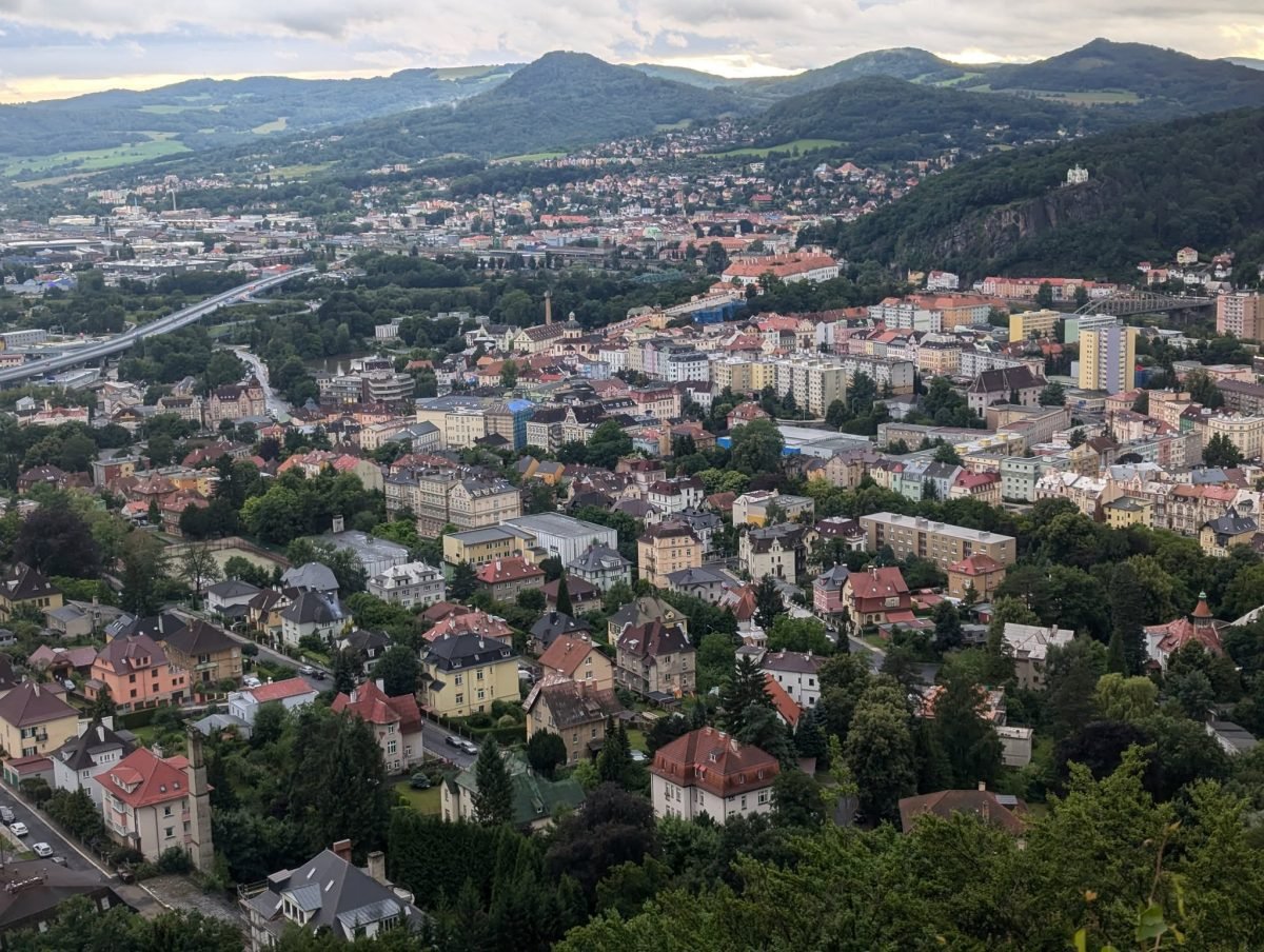 Panorama Děčína z punktu widokowego na wzgórzu nad miastem