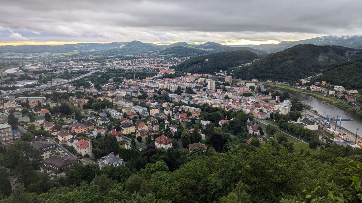 Wieczorna panorama Děčína i doliny Łaby z punktu widokowego na wzgórzu