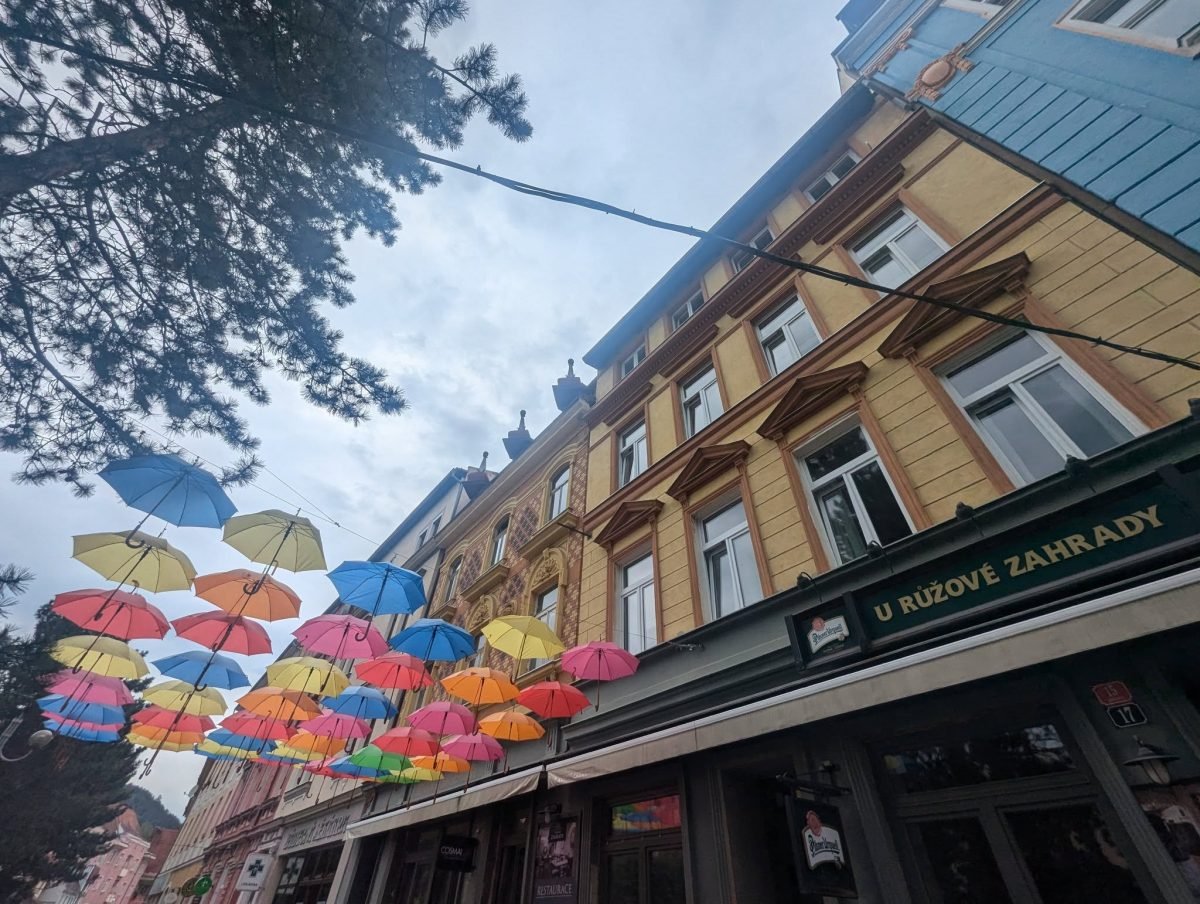 Kolorowe parasolki zawieszone nad ulicą w centrum Děčína