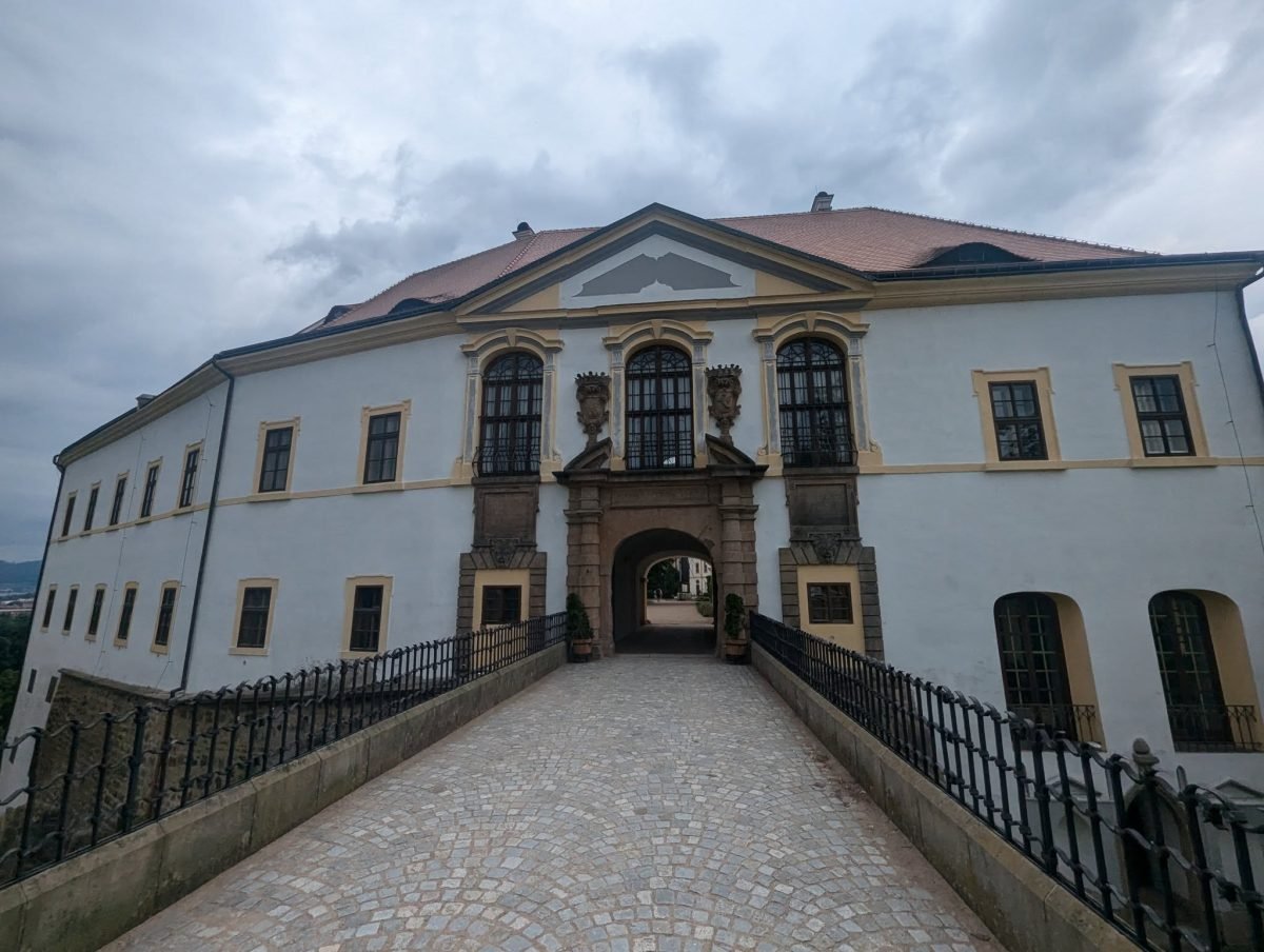 Wejście do zamku Děčín – brukowany podjazd prowadzący do bramy