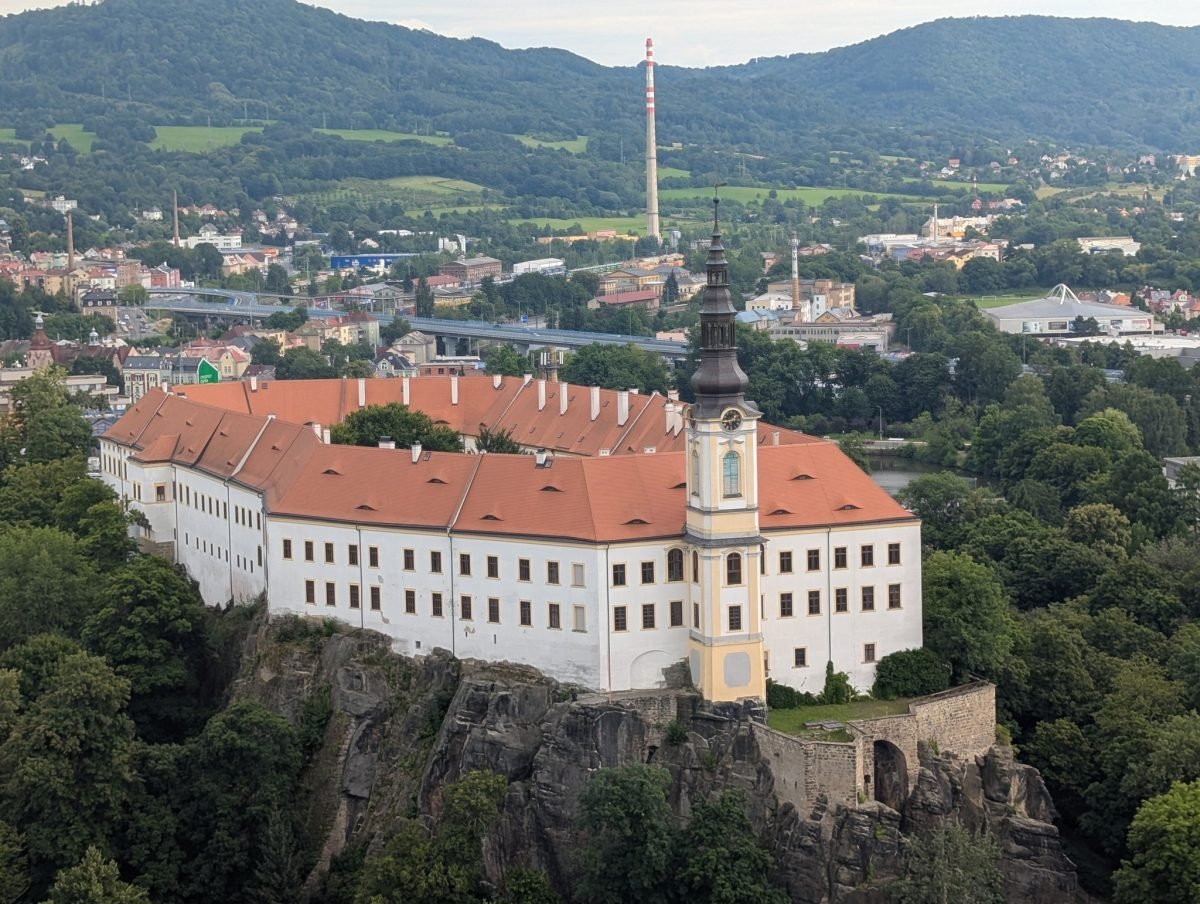 Zamek Děčín na skale nad Łabą widziany z punktu widokowego Pastýřská stěna