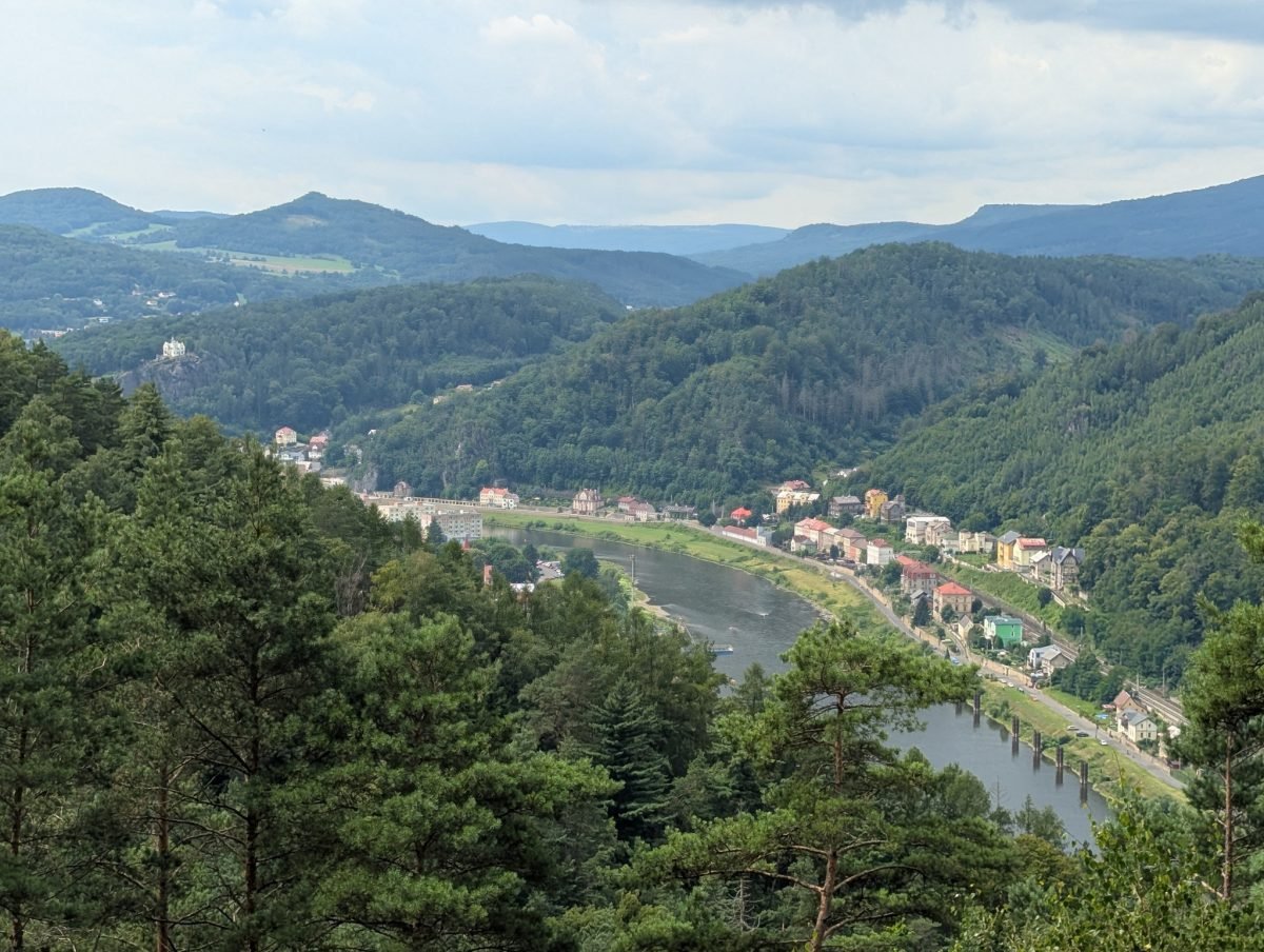 Dolina Łaby z miasteczkiem nad rzeką, widok ze wzgórz koło Děčína