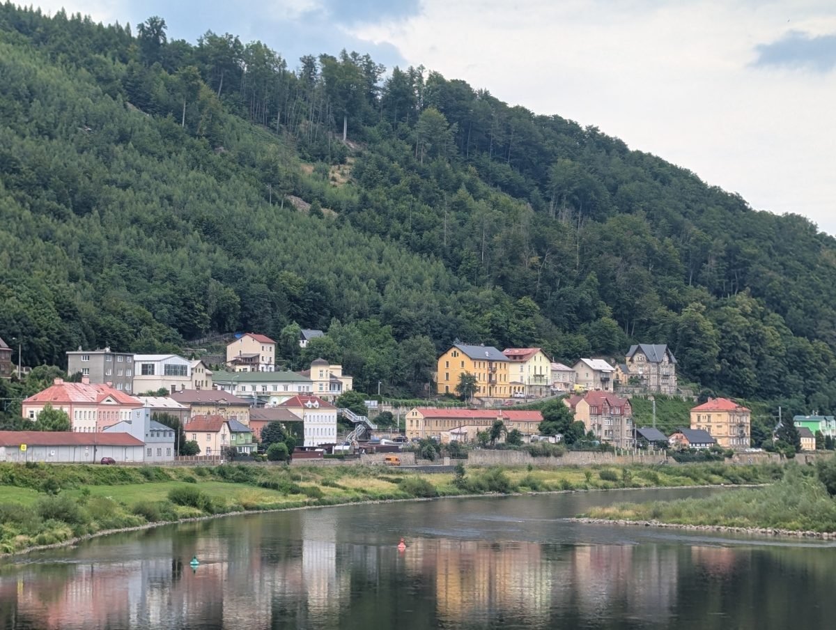 Kolorowe domy nad brzegiem Łaby w Děčínie