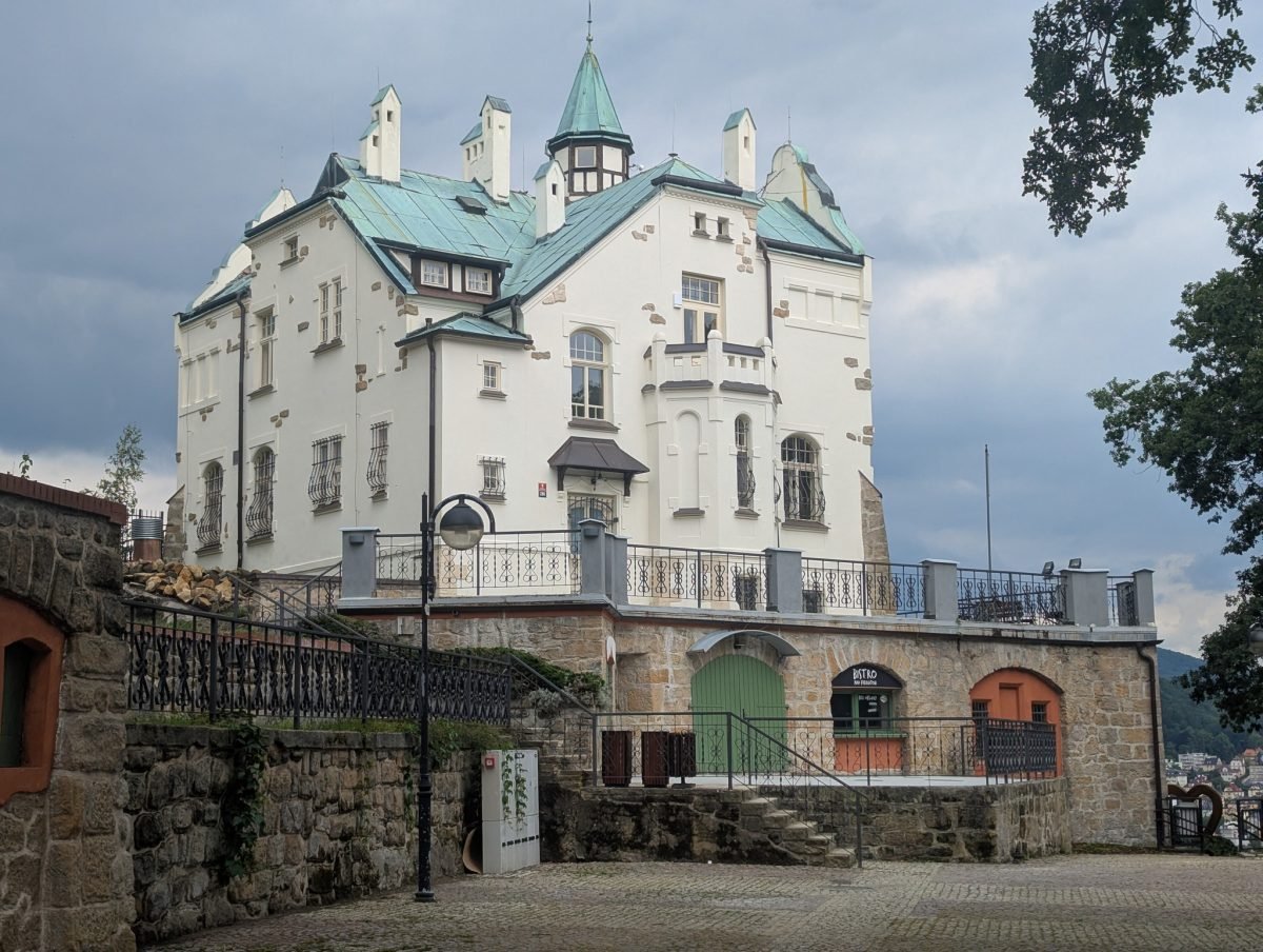 Budynek w stylu zameczku na punkcie widokowym Pastýřská stěna w Děčínie