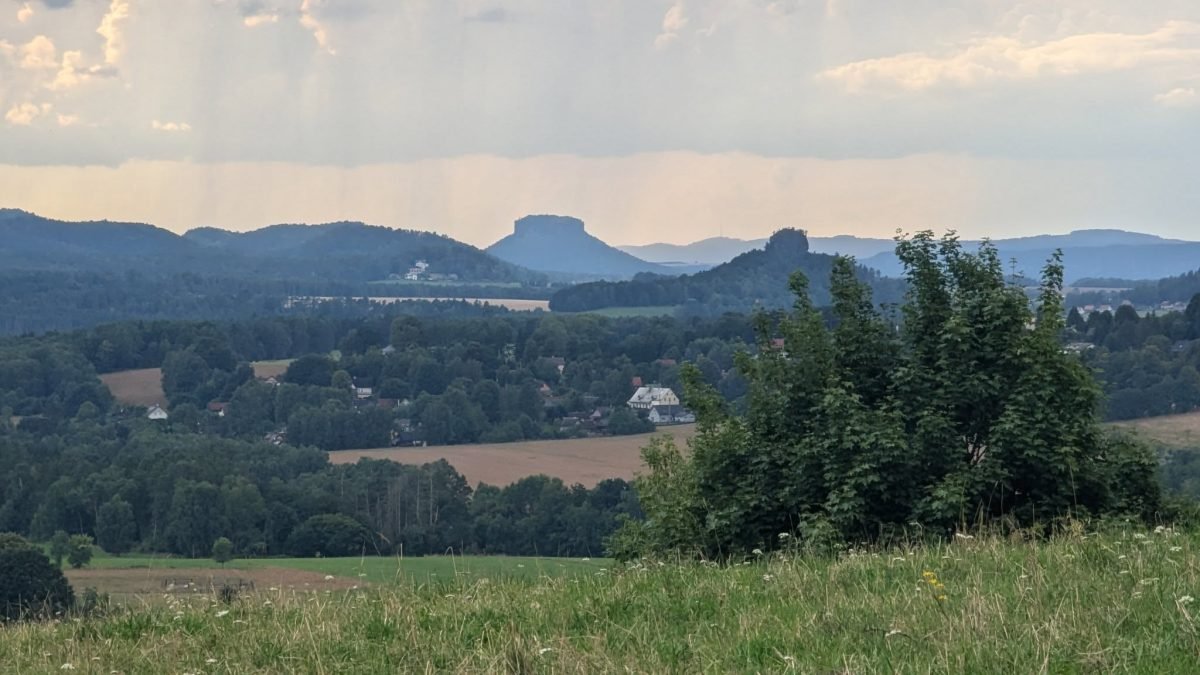Widok z Czeskiej Szwajcarii na stołowe góry po niemieckiej stronie granicy