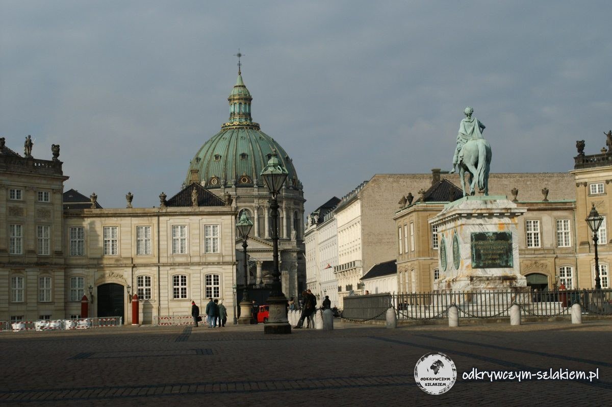 La plaza de Amalienborg con la estatua ecuestre de Federico V y la cúpula de la Iglesia de Mármol