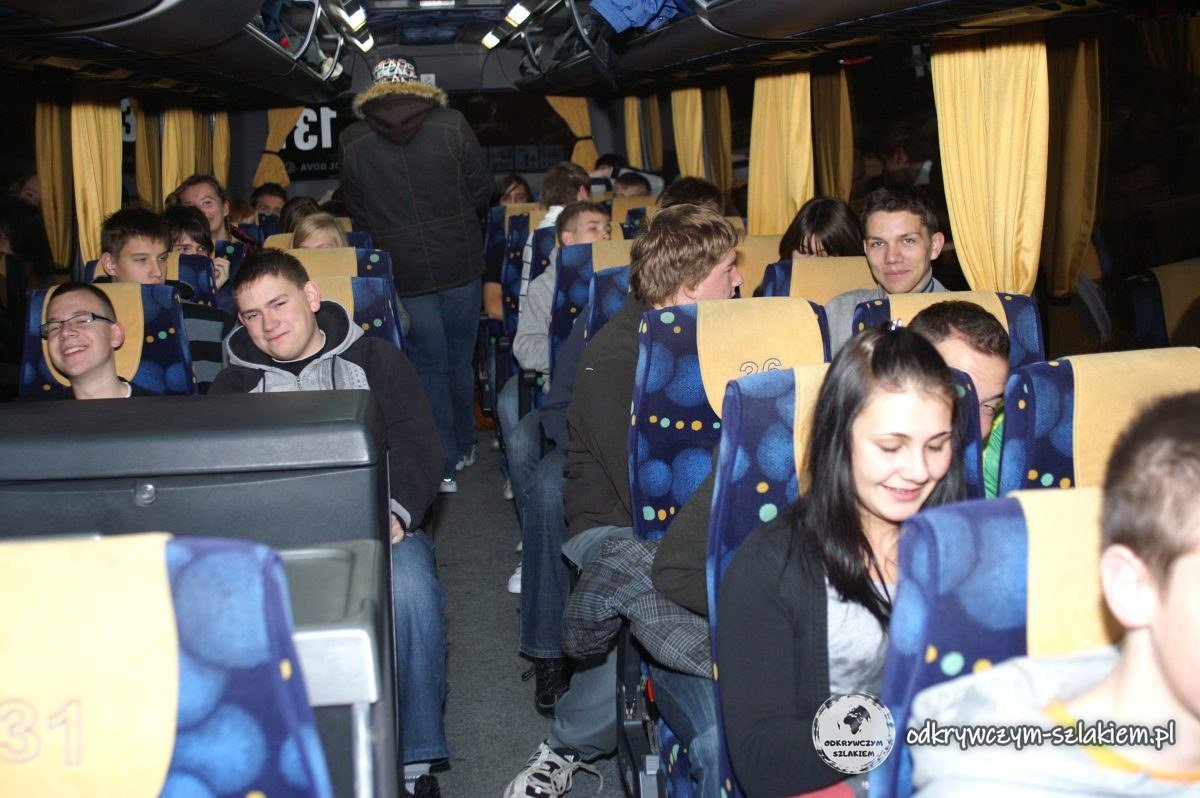 Alumnos en el autocar de camino a una excursión escolar a Dinamarca