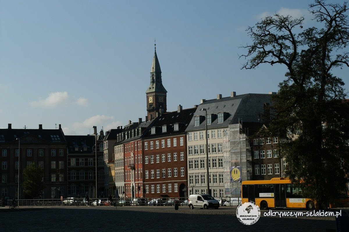 Casas y la torre de una iglesia en el centro de Copenhague con el sol de la tarde