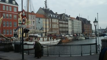 Kolorowe kamienice i stare żaglowce nad kanałem Nyhavn w Kopenhadze