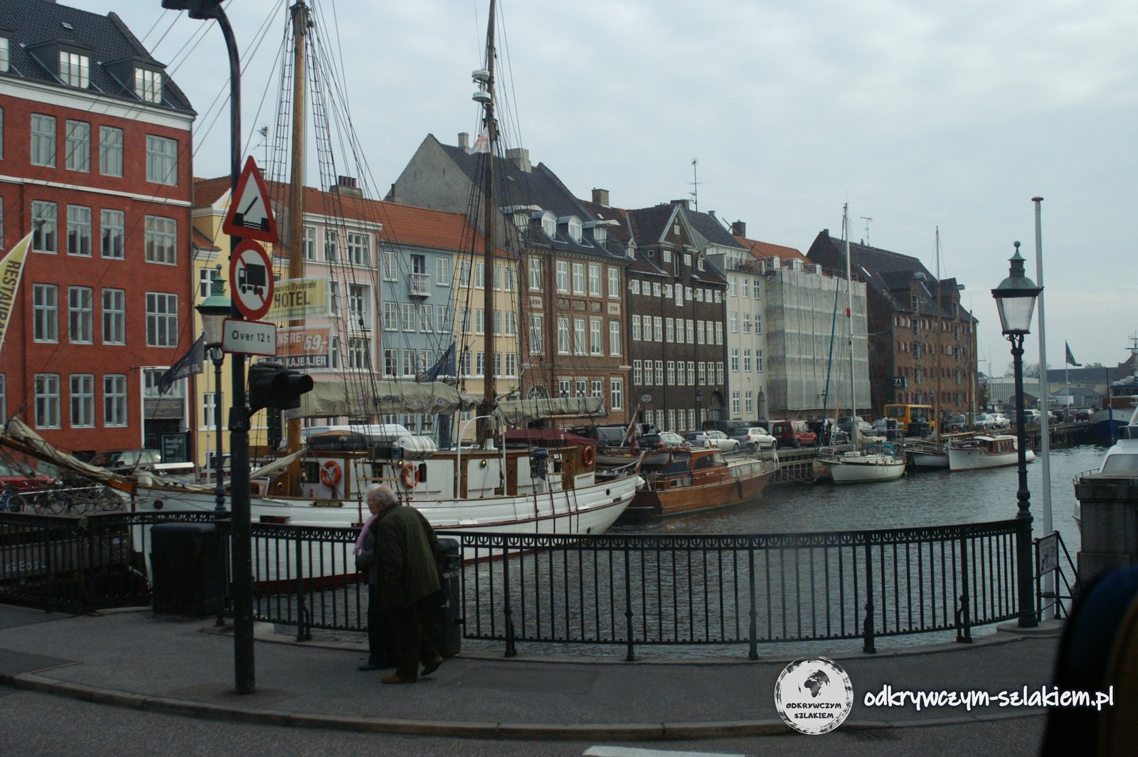 Casas de colores y viejos veleros en el canal de Nyhavn en Copenhague