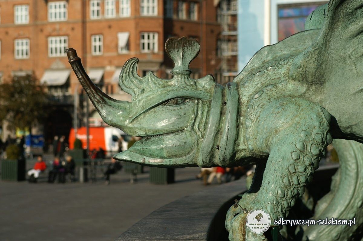 El dragón verde de bronce de la fuente de la plaza del Ayuntamiento de Copenhague