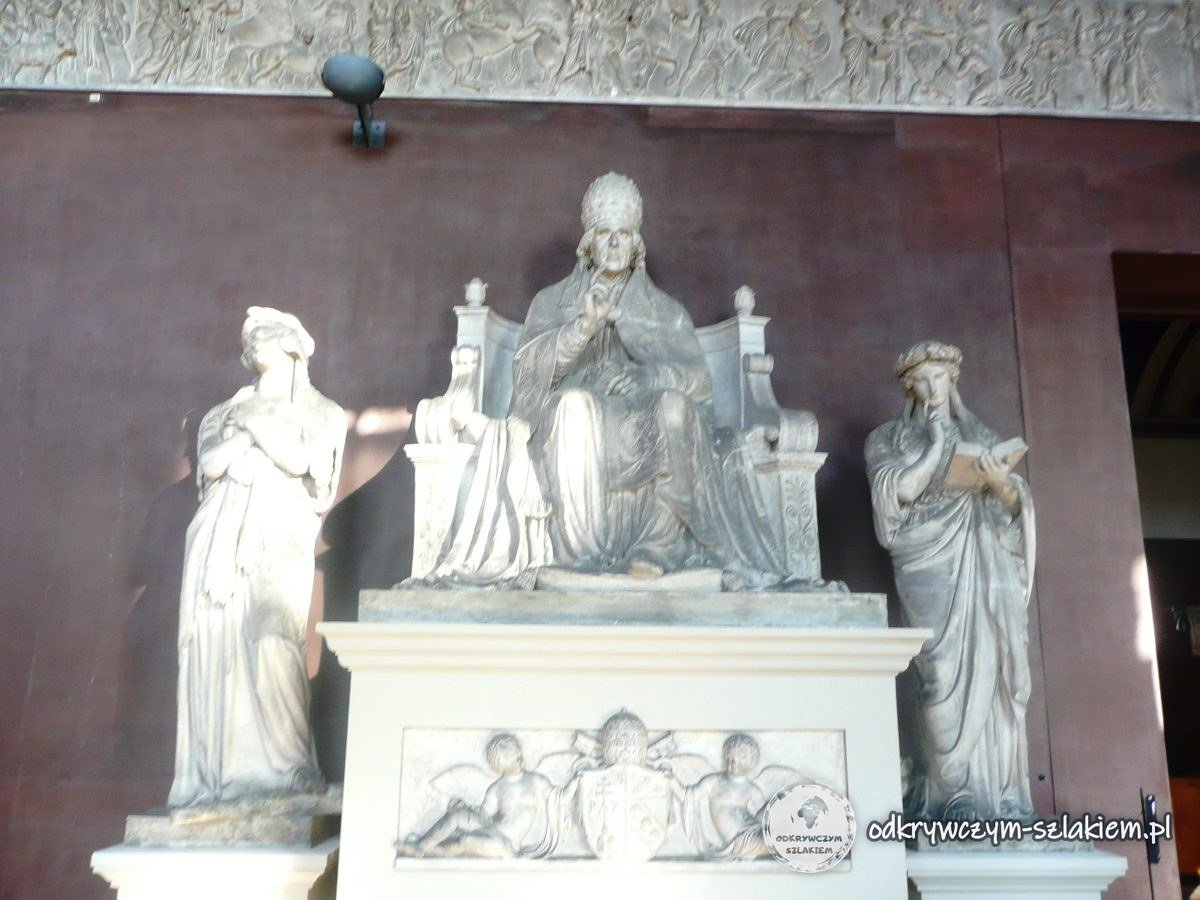 El modelo en yeso de la tumba del papa Pío VII en el Museo Thorvaldsen de Copenhague