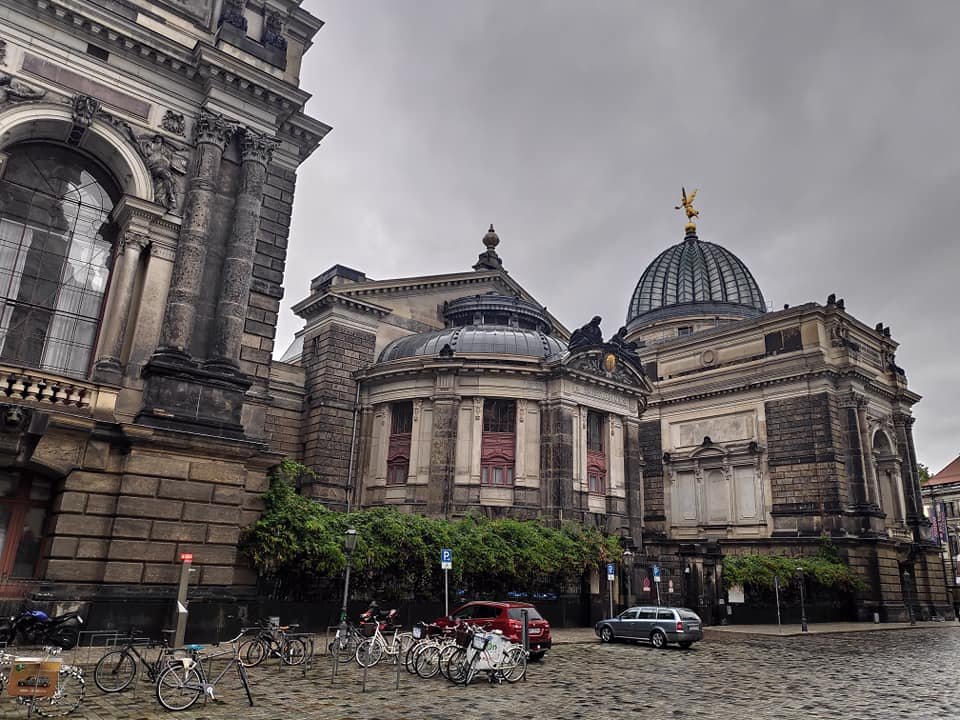 Akademia Sztuk Pięknych z kopułą „wyciskarką do cytryn” w Dreźnie