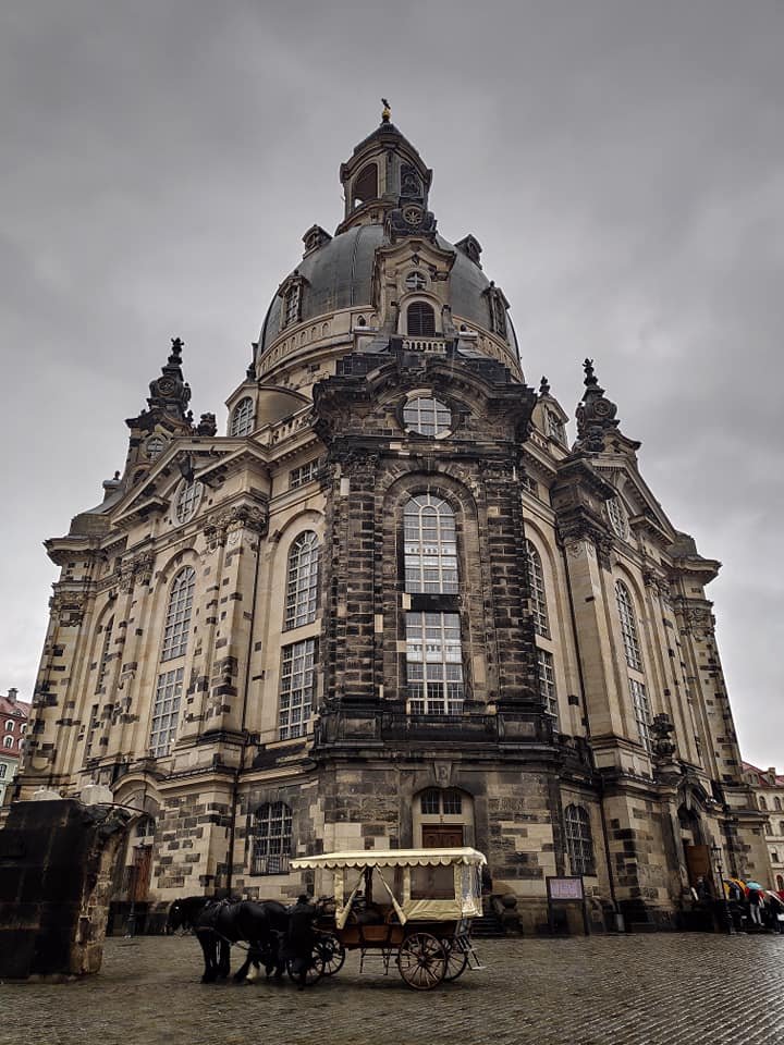 Kościół Marii Panny (Frauenkirche) w Dreźnie z dorożką na placu Neumarkt