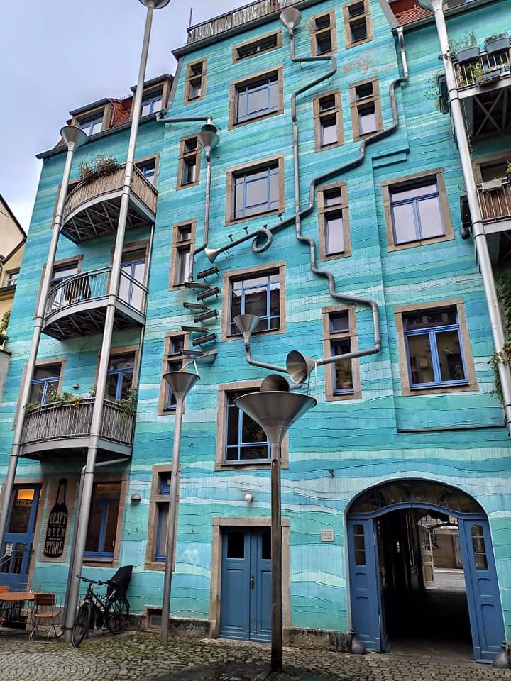 Niebieski dom z rynnami na podwórzu Kunsthofpassage w Dreźnie