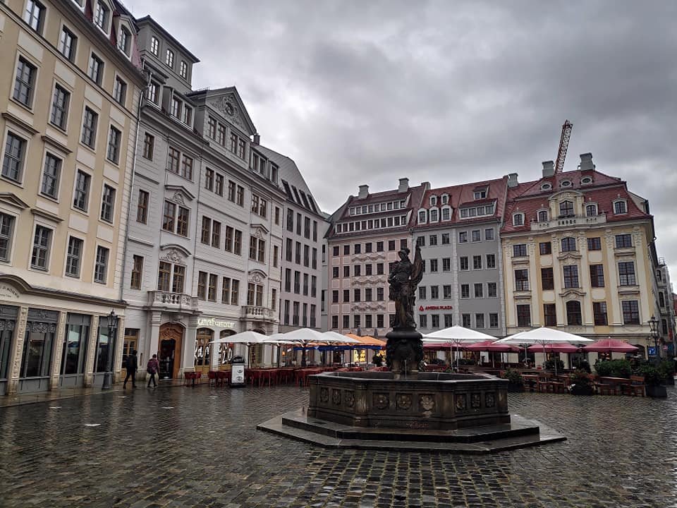 Plac Neumarkt w Dreźnie z odbudowanymi kamienicami