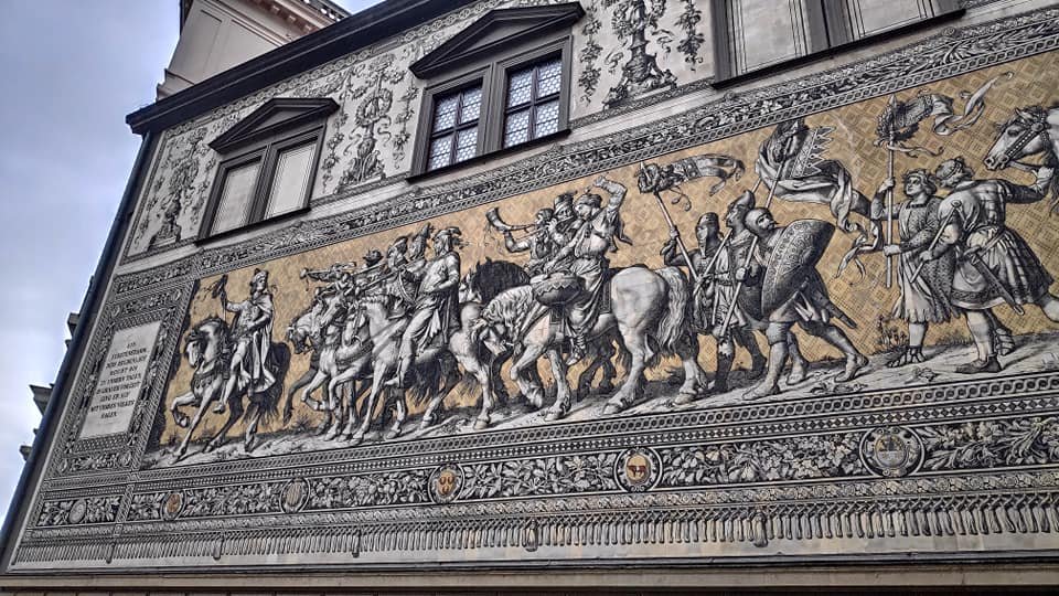 Orszak Książęcy (Fürstenzug) – mural z porcelanowych płytek na ścianie zamku w Dreźnie