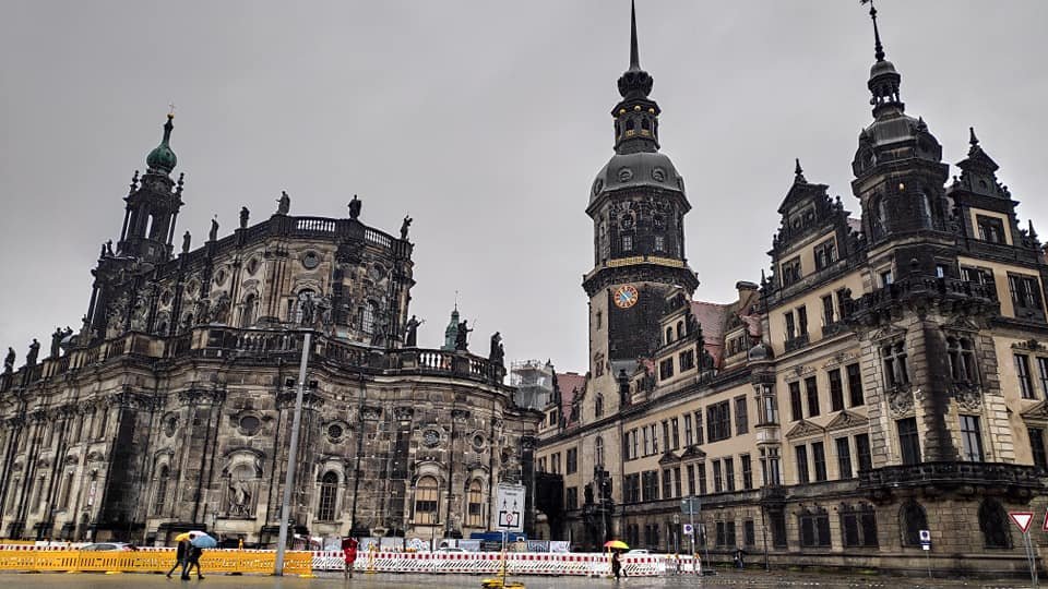 Katedra i zamek widziane z Theaterplatz w Dreźnie