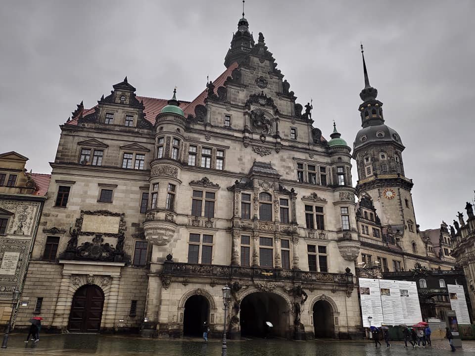 Zamek Rezydencyjny w Dreźnie w deszczowy dzień