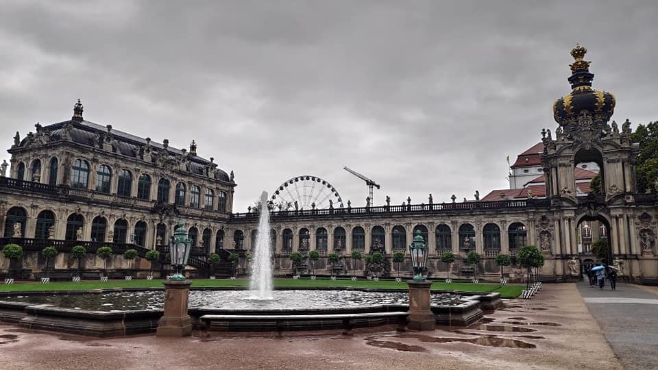 Zwinger w Dreźnie – barokowy zespół pałacowy z fontanną na dziedzińcu