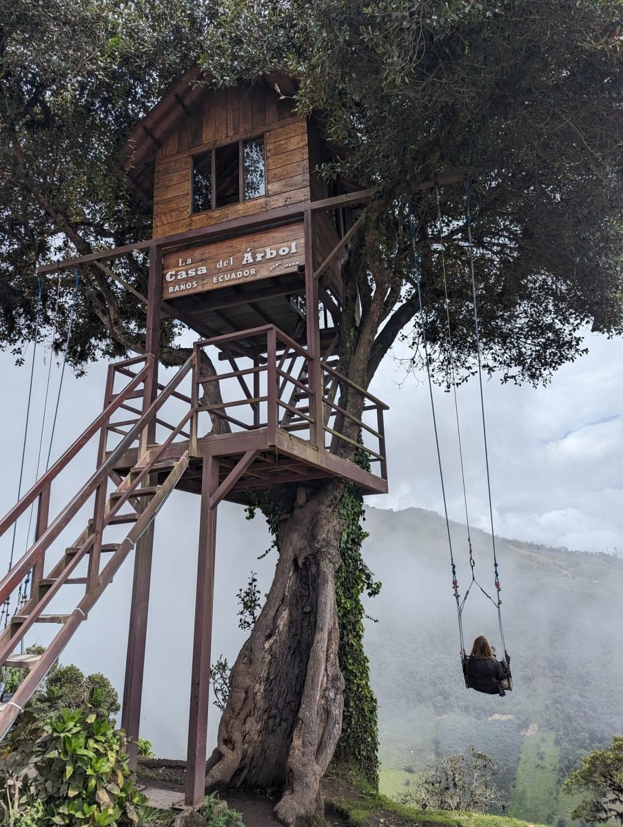 Drewniany domek na drzewie La Casa del Árbol z huśtawką zawieszoną nad zboczem