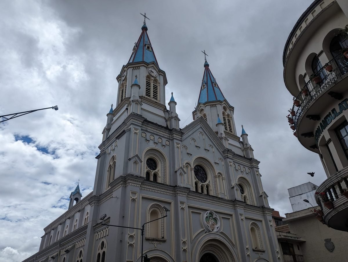 Jasny neogotycki kościół z niebieskimi hełmami wież w centrum Cuenca