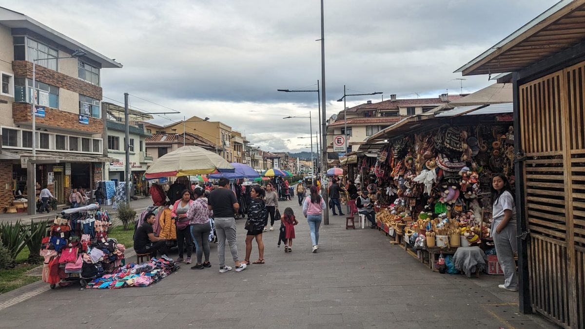 Ulica w Cuenca ze straganami pełnymi pamiątek, kapeluszy i ubrań