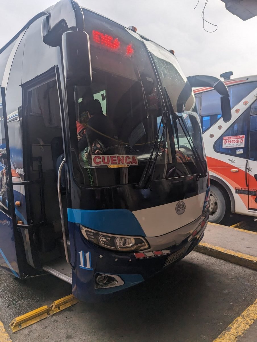 Przód autobusu nr 11 z napisem Cuenca rano na dworcu, po nocnym kursie z Baños