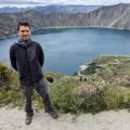 Maciek na punkcie widokowym nad laguną Quilotoa w kraterze wulkanu