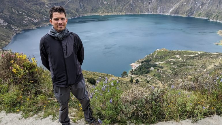 Maciek na punkcie widokowym nad laguną Quilotoa w kraterze wulkanu
