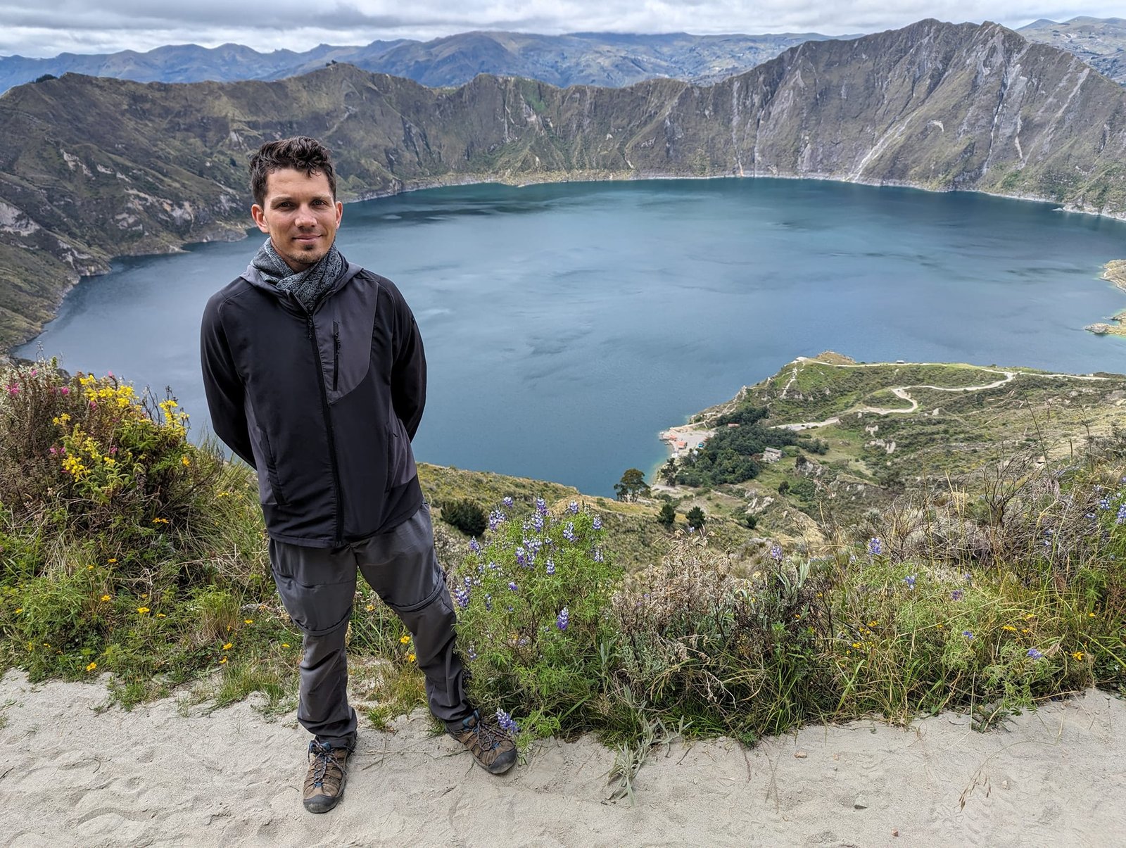 Maciek na punkcie widokowym nad laguną Quilotoa w kraterze wulkanu