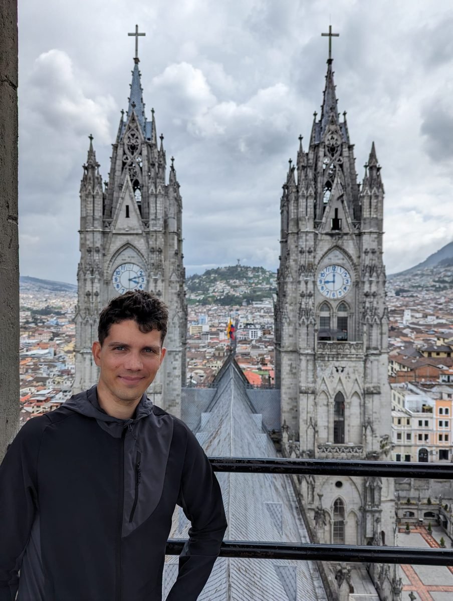 Na dachu Bazyliki Głosowania Narodowego, za mną dwie neogotyckie wieże i panorama Quito