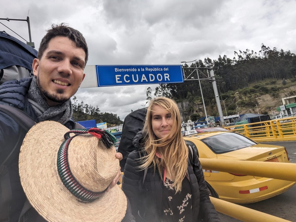 Selfie przy tablicy „Bienvenido a la República del Ecuador” na przejściu granicznym Rumichaca