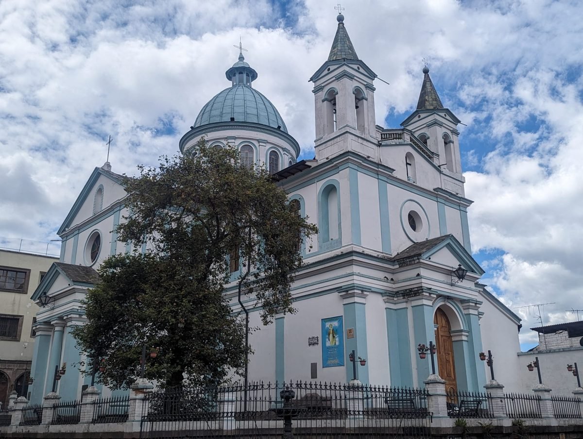 Biało-błękitny kościół z kopułą i dwiema wieżami w Quito