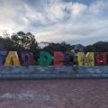 Kolorowy napis Mitad del Mundo w miasteczku na równiku pod Quito