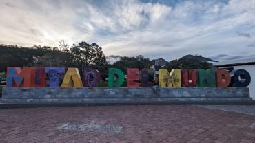 Kolorowy napis Mitad del Mundo w miasteczku na równiku pod Quito