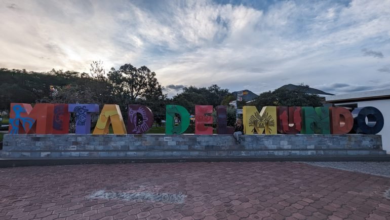 Kolorowy napis Mitad del Mundo w miasteczku na równiku pod Quito
